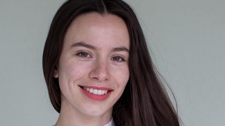 Tänzerin und Choreographin Sarah Merler widmet sich in ihrer Freizeit am liebsten sportlichen Aktivitäten sowie dem Aufpolieren alter Möbel.