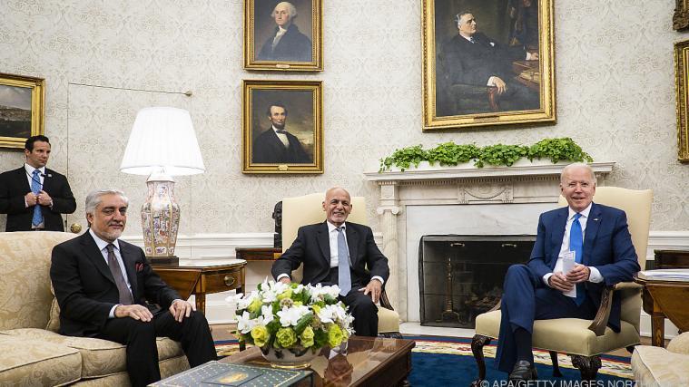 US-Präsident Biden mit seinen Gästen aus Afghanistan.