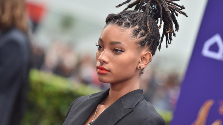 Willow Smith hat als Kind erlebt, wie ihre Mutter Jada Pinkett Smith bei Konzerten Opfer von rassistischen und sexistischen Anfeindungen wurde.