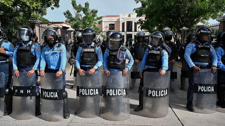5 Tatverdächtige wurden von der Polizei festgenommen.