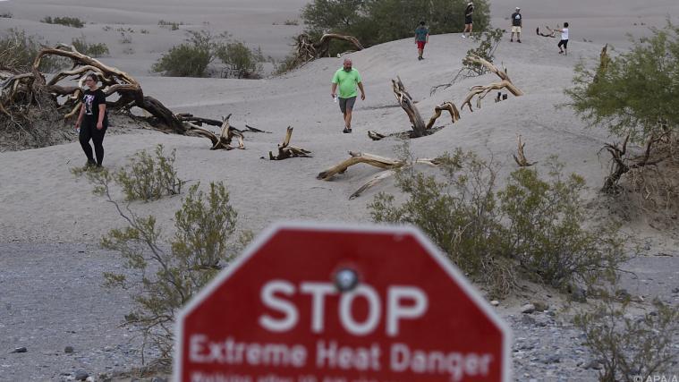 54 Grad im kalifornischen Death Valley: Westen der USA in Gluthitze.