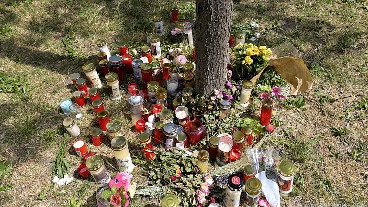 Am Fundort der 13-Jährigen wurden Kerzen und Blumen aufgestellt.