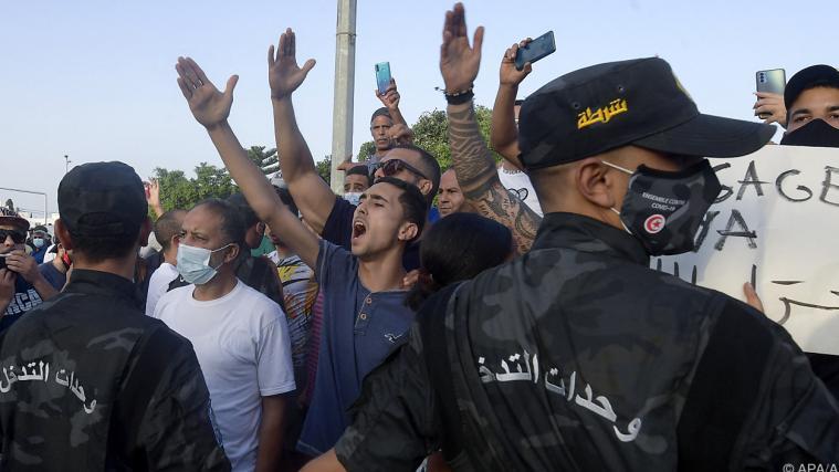 Anhänger Saieds demonstrieren gegen islamistische Ennahda-Partei.