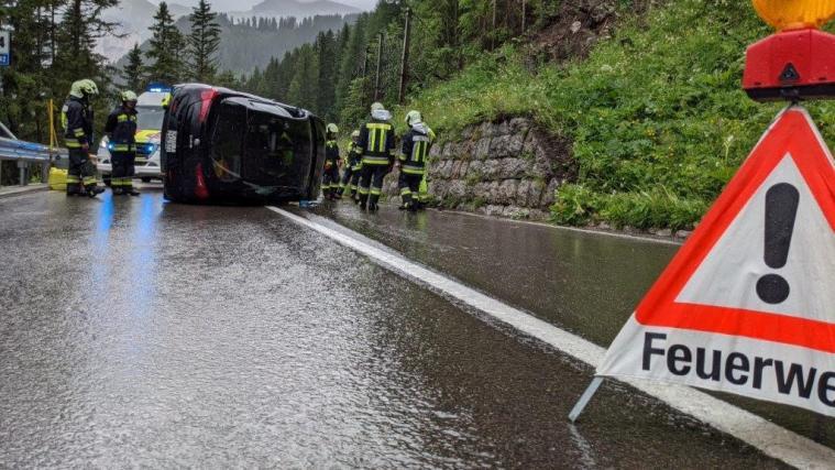 Auf der regennassen Fahrbahn hatte die Frau talwärts die Herrschaft über ihr Auto verloren.