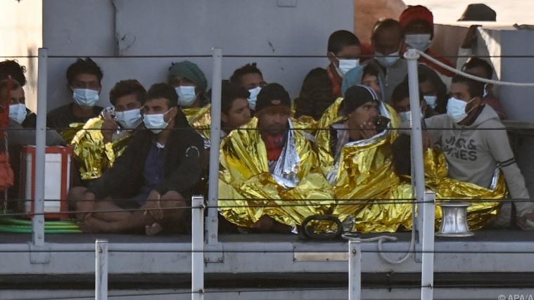 Aufgegriffene Flüchtlinge auf dem Weg nach Lampedusa (Archivbild).