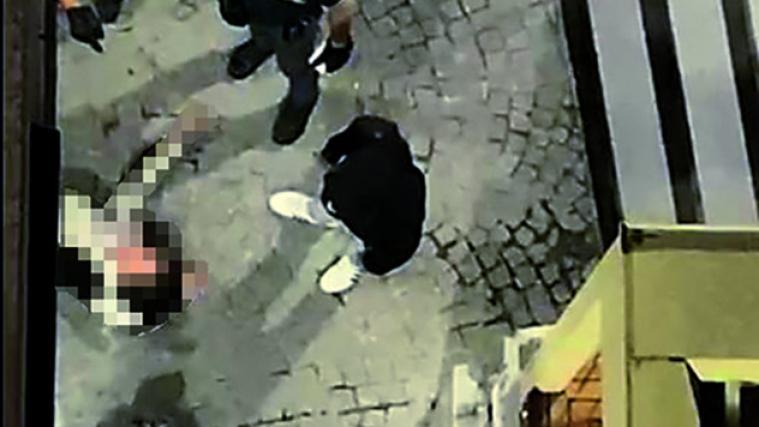 Bedenkliche Zustände mitten in Meran: Eine junge Frau, die sich zunächst kaum auf den Beinen halten konnte, kollabierte und musste von den Rettungskräften erstversorgt und ins Krankenhaus gebracht werden.