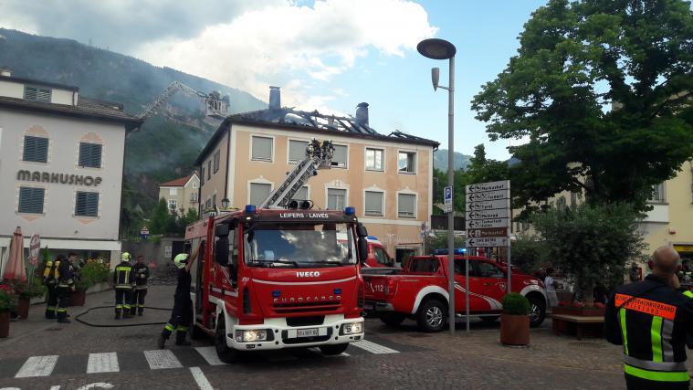 Bei dem Brand in Auer wurde das Dach vollständig zerstört und musste abgetragen werden.