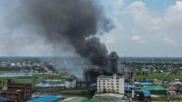 Beim Brand in einer Lebensmittelfabrik in Bangladesch sind mindestens 52 Menschen ums Leben gekommen.
