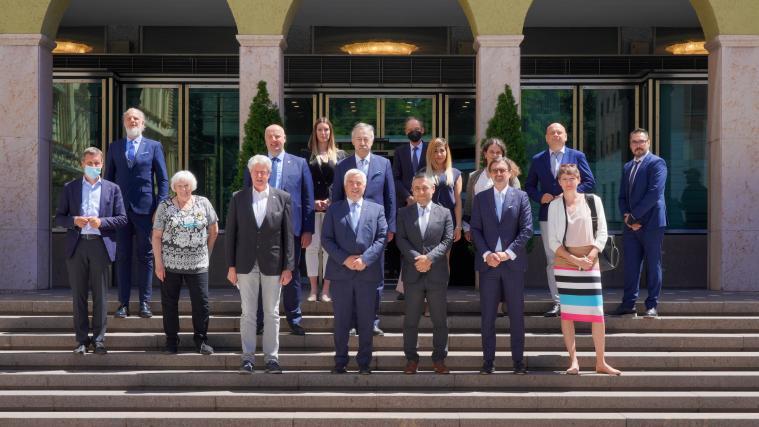 Bozens Vizebürgermeister Luis Walcher, Bürgermeister Renzo Caramaschi und Regionalratspräsident Josef Noggler mit der ungarischen Delegation.