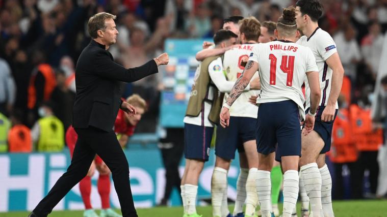 Dänemarks Trainer Kasper Hjulmand gratuliert England, sein Ärger ist aber groß.