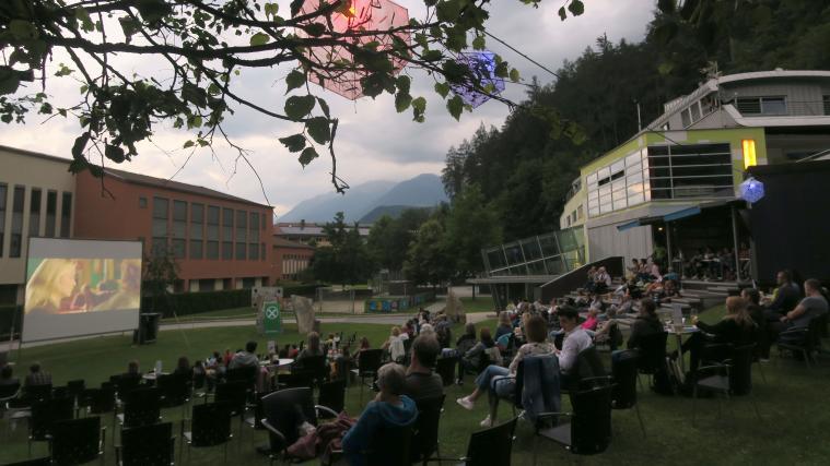 Das UFO in Bruneck bietet in den Sommermonaten ein vielfältiges kulturelles Angebot unter freiem Himmel.