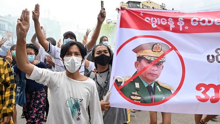 Demo gegen die Militärherrschaft in der Metropole Yangon.