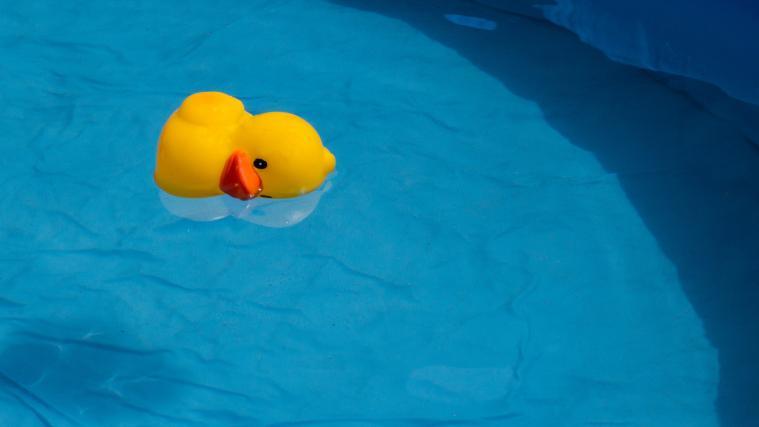 Der 2-Jährige, der vor 2 Wochen in einen Pool gestürzt ist, hat nicht überlebt.