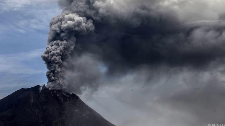 Der Ausbruch eines Vulkans in Indonesien, hat einen Waldbrand ausgelöst.