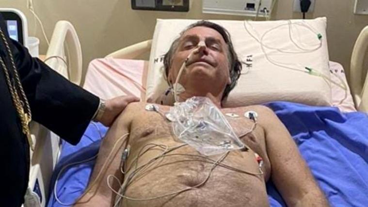 Der brasilianische Präsident Jair Bolsonaro wird im Krankenhaus behandelt.