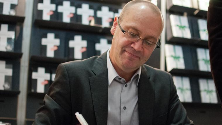 Der britische Krimi-Autor Simon Beckett startet eine neue Krimi-Reihe.