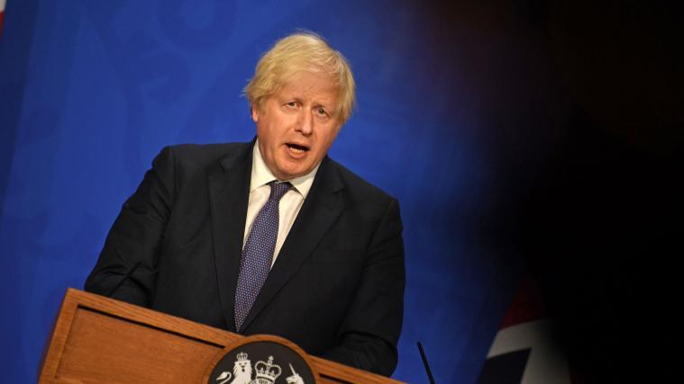 Der britische Premier Boris Johnson will an seinen Lockerungsplänen festhalten.