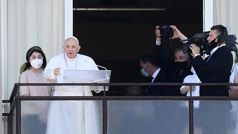 Der Papst sprach von einem Balkon des Krankenhauses aus zu den Gläubigen.