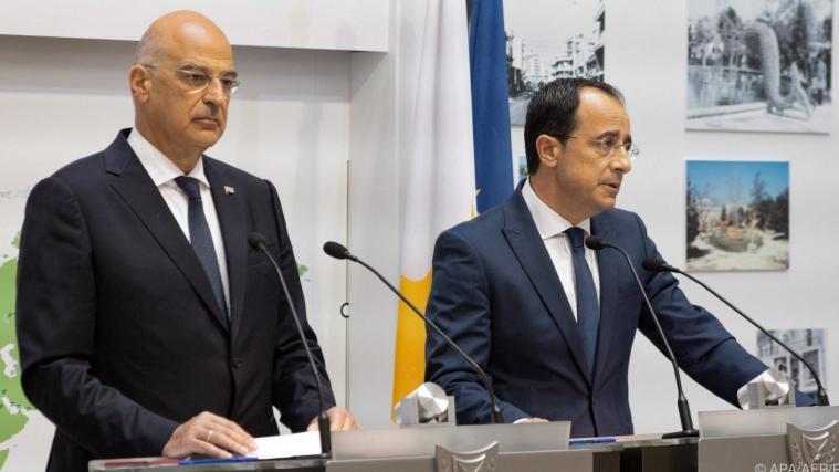 Der zypriotische Außenminister Nikos Christodoulides (r.) will den UN-Sicherheitsrat anrufen.