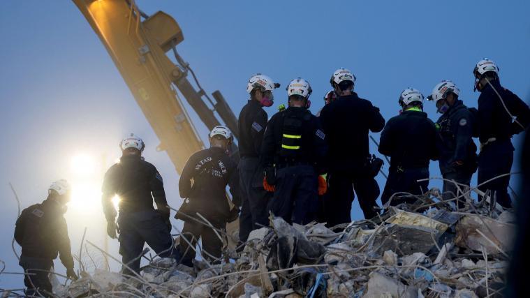 Die Einsatzkräfte suchen weiterhin nach vermissten Personen.