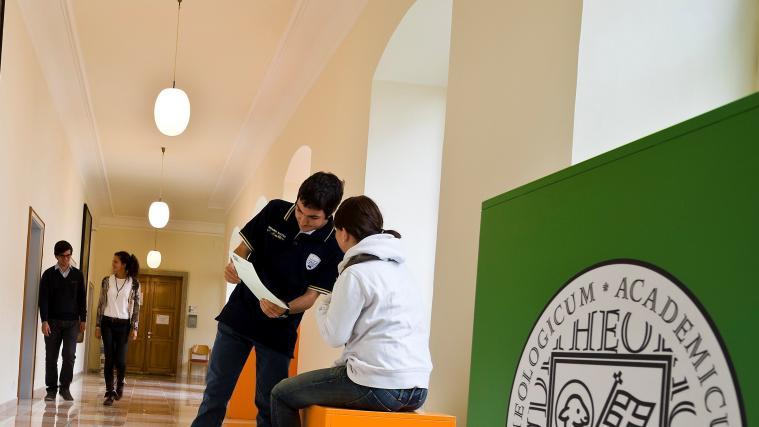 Die Hochschule bietet 2 Studiengänge an: Fachtheologie und Religionspädagogik.