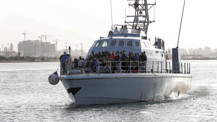 Die Libysche Küstenwache mit Flüchtlingen an Bord (Archivbild).