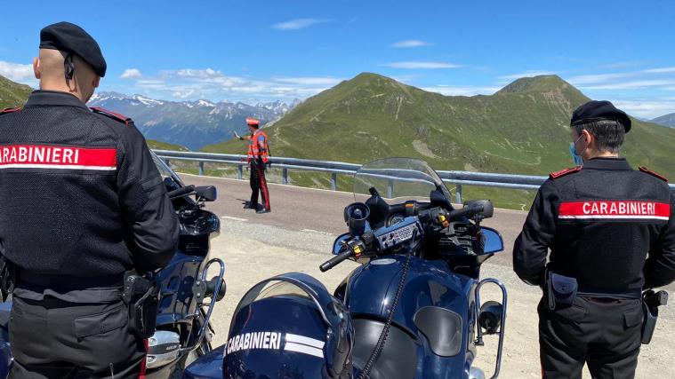 Die Strafen für Verkehrssünden sind teils drastisch. s+ zeigt den Überblick für 36 europäische Länder. Im Bild: Straßenkontrollen der Carabinieri auf Südtirols Pass-Straßen.