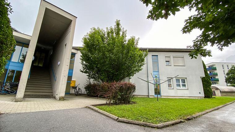 Die Tiroler Kriminalpolizei ermittelt seit Sonntag in einem außergewöhnlichen Fall, in dessen Verlauf eine 48 Jahre alte Frau in Innsbruck verletzt in die Klinik eingeliefert wurde.