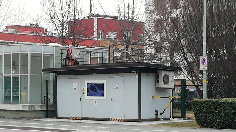 Die Umweltagentur überwacht seit Jahren kontinuierlich die Luftqualität mit einem Netz aus fixen Messstationen (im Bild am Hadrianplatz in Bozen), mobilen Stationen und Passiv-Sammlern.