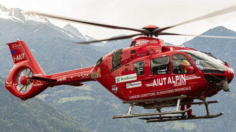Der Grödner wurde vom Notarzthubschrauber Aiut Alpin in das Bozner Krankenhaus geflogen.