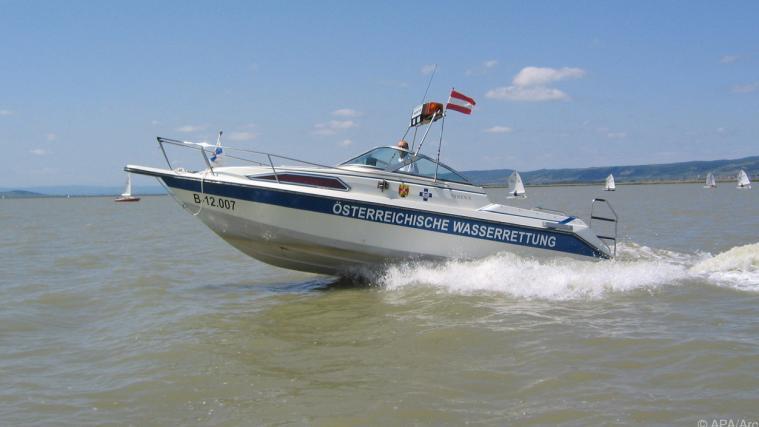 Die Wasserpolizei barg den leblosen Mann aus dem Wasser.