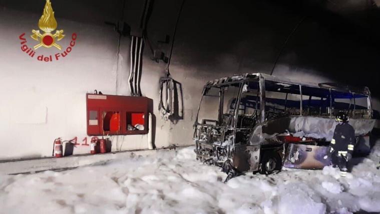 Ein Busfahrer konnte bei einem Fahrzeugbrand in Lecco eine Tragödie gerade noch verhindern.