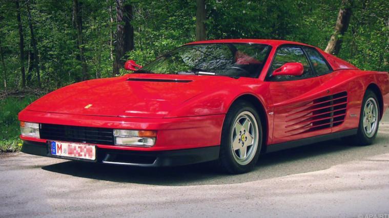 Ein klassisch roter Ferrari Testarossa aus den 1980er-Jahren.