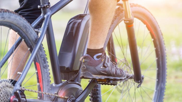 Ein Mann ist mit dem E-Bike gestürzt.