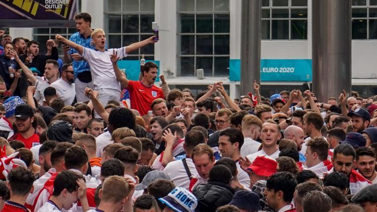 Englische Fußball-Fans bei der EM in London. In Großbritannien sollen die Corona-Restriktionen vollständig aufgehoben werden.
