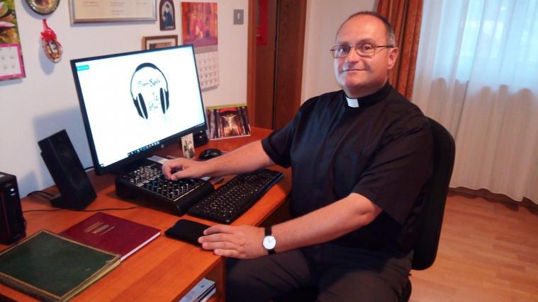 Erzpfarrer Stephan Astner an den Reglern von PfarrRadio Schlern, das weltweit gehört werden kann.