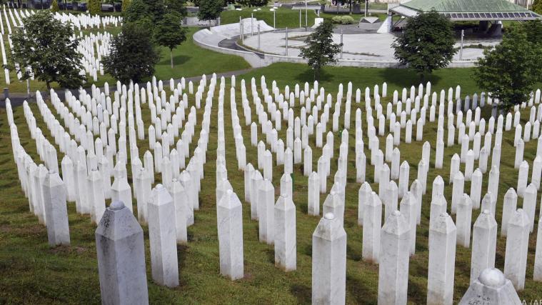 Grabsteine der Opfer des Massakers von Srebrenica.