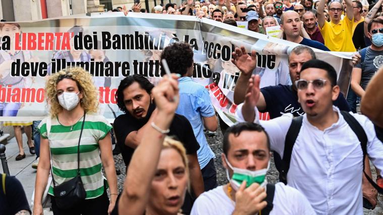 In Italien gibt es heftige Proteste.