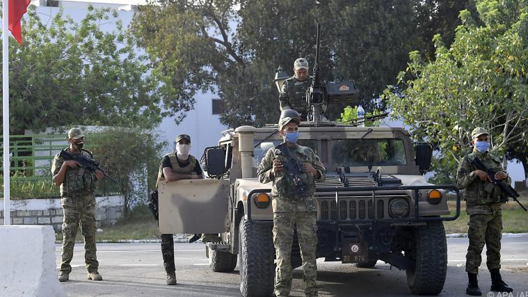 In Tunesien zeigt das Militär Präsenz auf den Straßen.