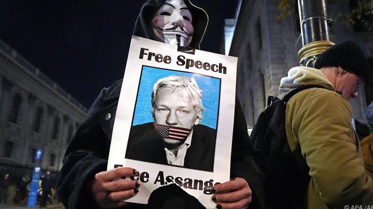 Julian Assange sitzt in London im Gefängnis.