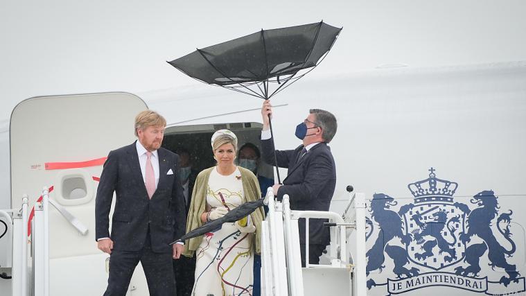 König Willem-Alexander der Niederlande und Königin Maxima kurz nach der Landung in Berlin am Montagvormittag.