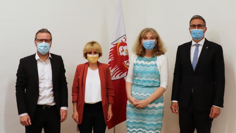 Landeshauptmann Arno Kompatscher und Landesrätin Waltraud Deeg haben sich mit der neuen VdS-Präsidentin Martina Ladurner und mit Direktor Oswald Mair getroffen.
