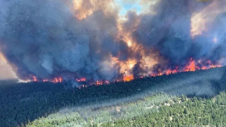 Luftaufnahme eines Infernos am Sparks Lake in Kanada.