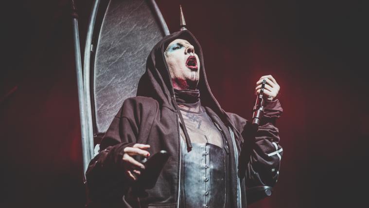 Marilyn Manson hat sich nach Vorwürfen von Körperverletzung bei einem Auftritt im Jahr 2019 den Behörden gestellt.