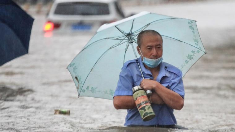Millionenmetropole Zhengzhou unter Wasser.