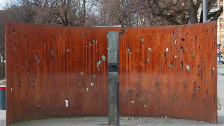 Mit diesem Denkmal wird in München der Opfer des Attentats von 1980 gedacht.