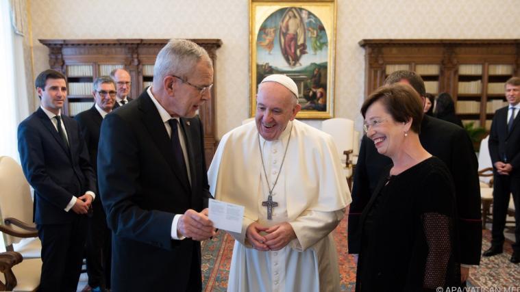 Papst Franziskus ist Filmfan (hier mit Van der Bellen und Schmidauer).