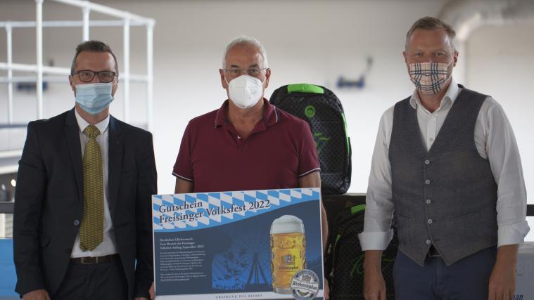 Patrik König (links) von der Spezialbierbrauerei Forst und der stellvertretende „Dolomiten“-Chefredakteur Günther Heidegger (rechts) gratulierten Peter Bellutti zum ersten Platz beim Tippspiel.