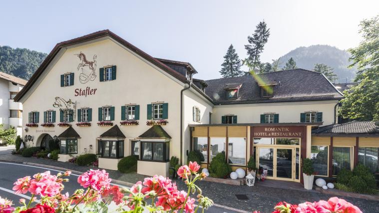 Früher Poststation, heute Hotel und Restaurant mit zwei Michelin-Sternen – die 700 Jahre alten Mauern zeugen von echter Gastfreundschaft.