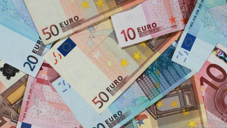 Schätzungen zufolge hat die junge Frau rund 8 Millionen Euro gestohlen.